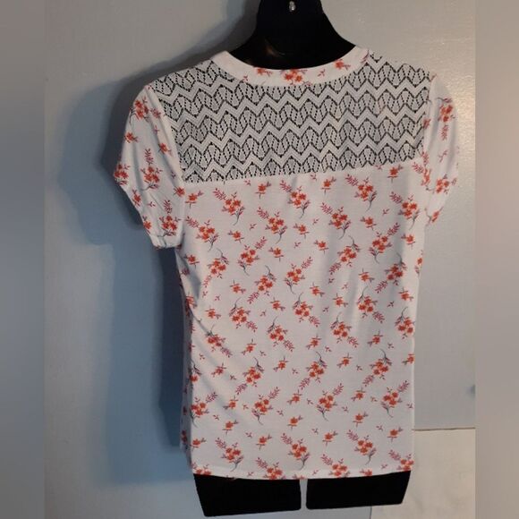 No Boundaries white floral criss cross front knot blouse - Picture 3 of 6